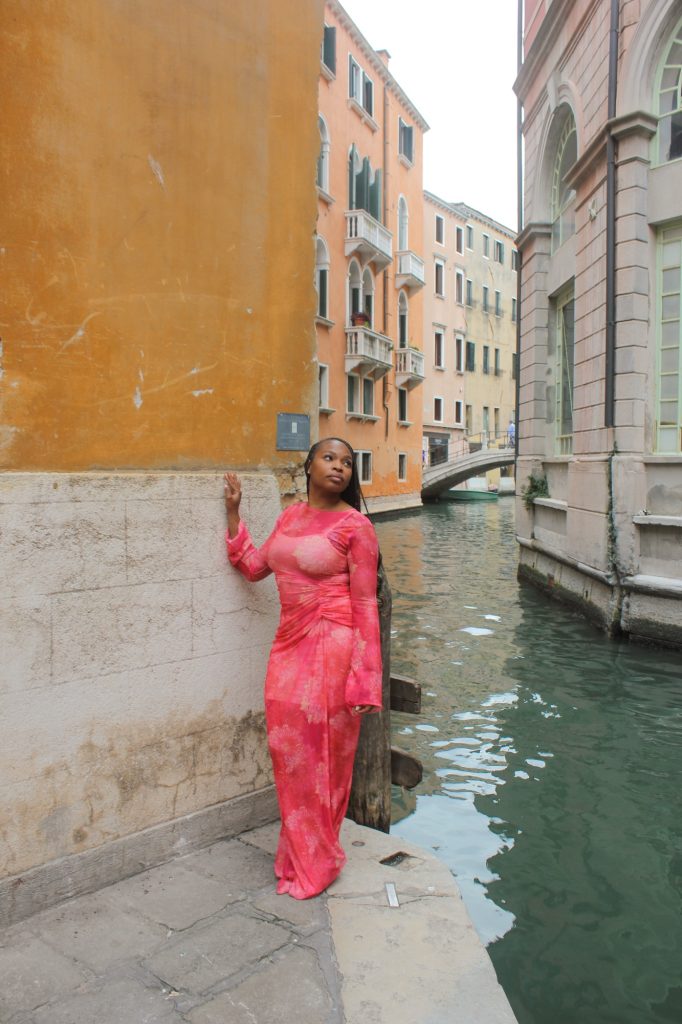 Take Amazing Photos and Videos While Travelling Solo